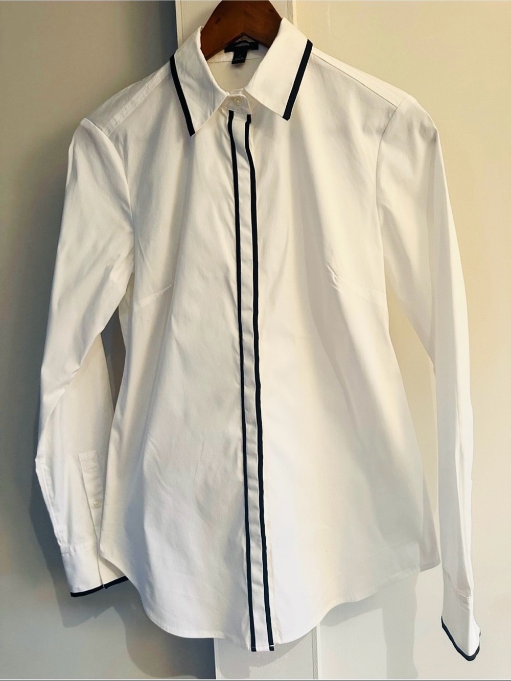 ANN TAYLOR TUXEDO BLOUSE BLACK TRIM & COVERED BUTTON PLACKET, WOMENS SZ 2